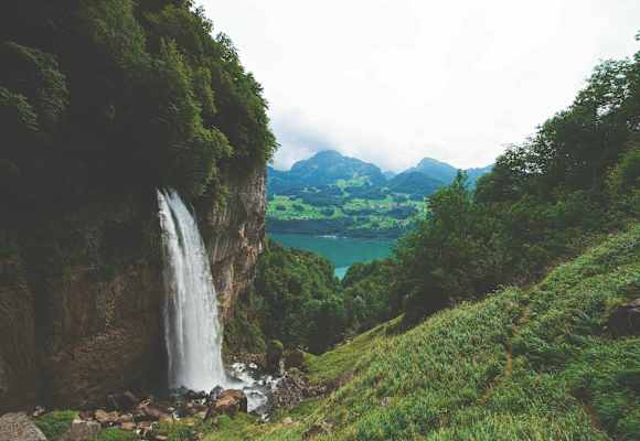 Die Seerenbachfälle, im Hintergrund der Walensee