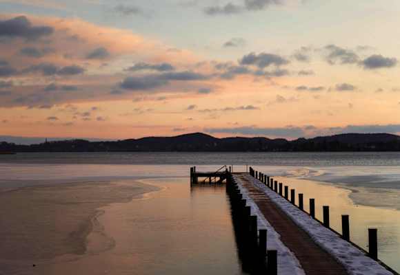 Winterliche Sonnenuntergangsstimmung am Ufer des bayerischen Wörthsees