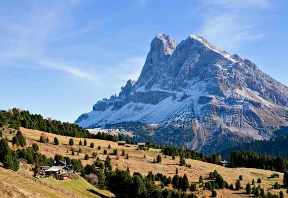 Die Schatzerhütte (2.004 m) in Südtirol mit Ausblick auf den Peitlerkofel 