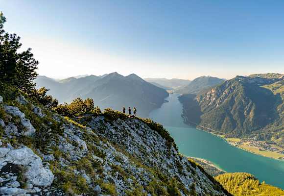 Blick auf den Achensee und die 2.085 m hohe Seebergspitze (links) vom Bärenkopf aus