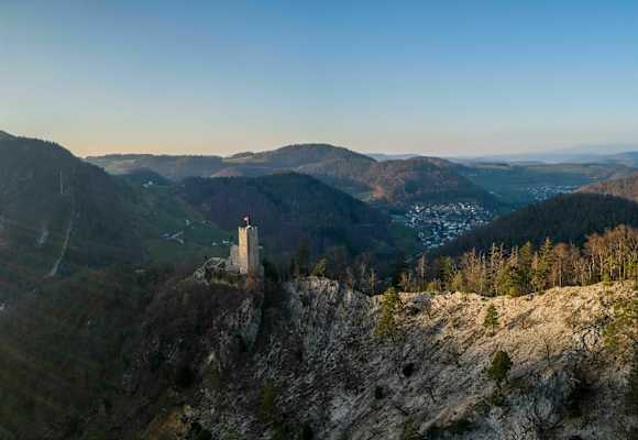 Luftaufnahme der Burgruine Waldenburg im Kanton Basel-Landschaft