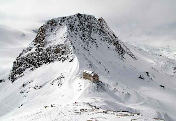 Die Britannia Hütte auf 3.030 m in den Walliser Alpen