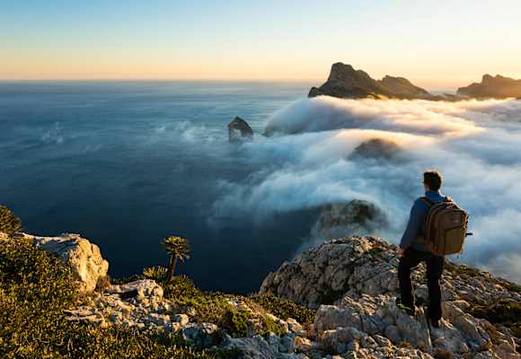 Auf Mallorca kann man nicht nur das Tanzbein schwingen, sondern großartige Wanderungen mit Meerblick unternehmen