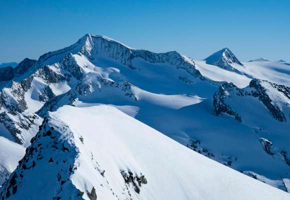 Dafür kann man nicht früh genug planen: Der Gipfel des Großvenedigers (3.666 m) ist ein beliebtes Skihochtourenziel im Frühjahr 