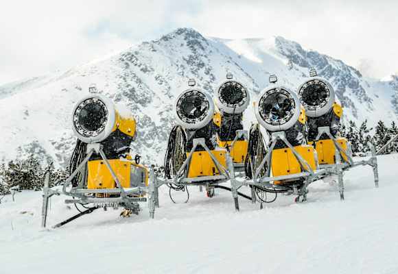 Schneekanonen verwandeln Wasser in Schnee - der Energieverbrauch ist enorm