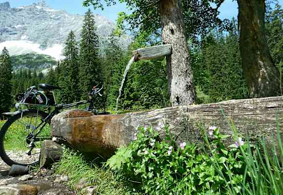 Am Kleinen Ahornboden lädt ein schöner Brunnen zur Rast ein.