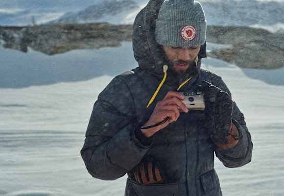 Mann in der Expedition Down Lite Jacket von Fjällräven im Winter