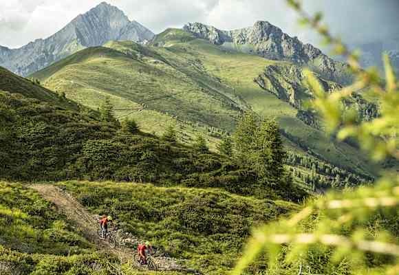 In nur wenigen Minuten neben der Felbertauernstraße findet man Biketouren und Trails – hier in Kals am Großglockner.