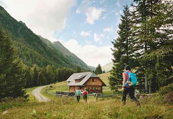 Wer in der steirischen Natur unterwegs ist, darf sich die Einkehr in eine der bewirtschafteten Hütten und Almen nicht entgehen lassen. Hier im Bild die Ebenhandlhütte auf 1.550 Metern in der Region Murau.