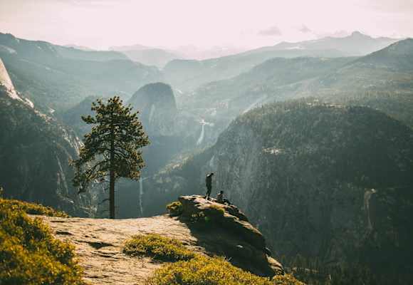 Am Gipfel hinsetzen, den Ausblick genießen und miteinander ins Gespräch kommen, Yosemite Valley, USA