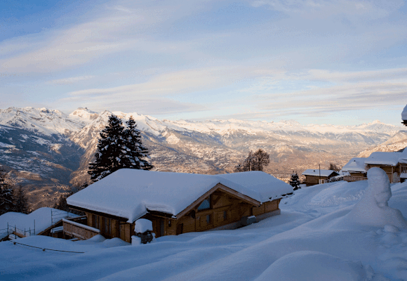 Blick auf den malerischen Ort Nendaz und das weltbekannte Skigebiet