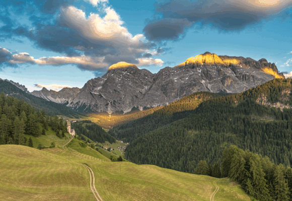 Der Gipfel der Neunerspitze 2.285 m in den Südtiroler Dolomiten lockt mit einer Kombination aus Wandern und Klettern