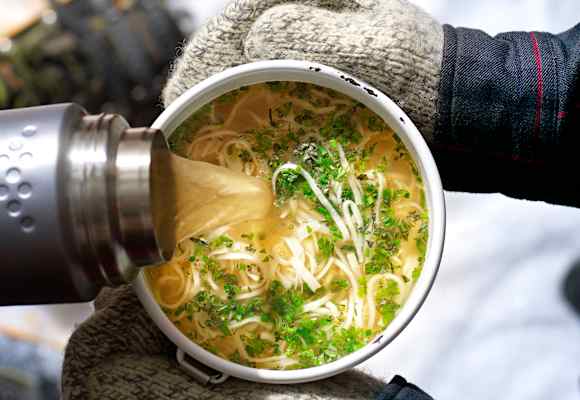 Selbstgemachte Nudelsuppe in der Thermoskanne – ein idealer Tourenbegleiter im Winter