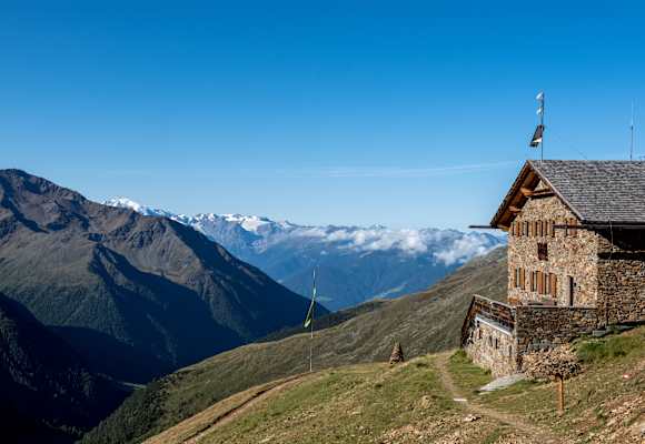 Die Hütte vor atemberaubenden Panorama.