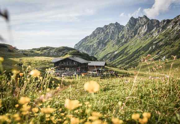 Die urige Oberhütte (1.860 m) am gleichnamigen See in den Schladminger Tauern