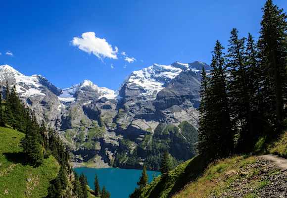 Blick über den Öschinensee in den Berner Alpen in der Schweiz