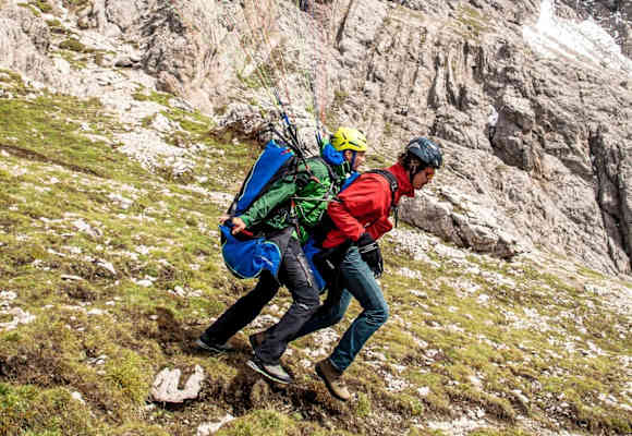 Die beiden Tandemflieger starten los.