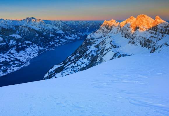Panoramaweg am Chäserrugg in St. Gallen mit Blick auf den Walensee im Winter