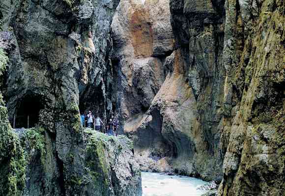 Eisiger Ausblick entlang der Partnachklamm in Garmisch-Partenkirchen, Bayern