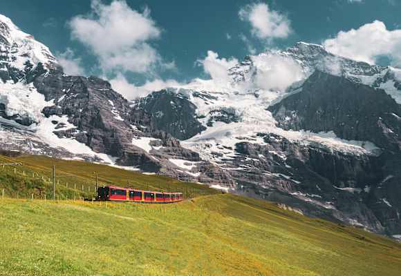 Mit der Bahn in die Berge – die wohl bekannteste Strecke führt auf das 3.454m gelegene Jungfraujoch