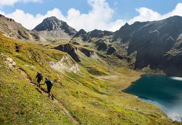 Zwei Wanderer am Weg überhalb des Wilden Sees.