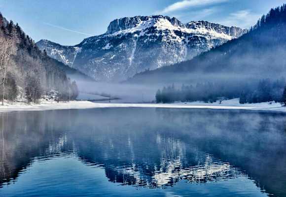 Tiroler Pillersee im Winter: Blick auf die Steinplatte