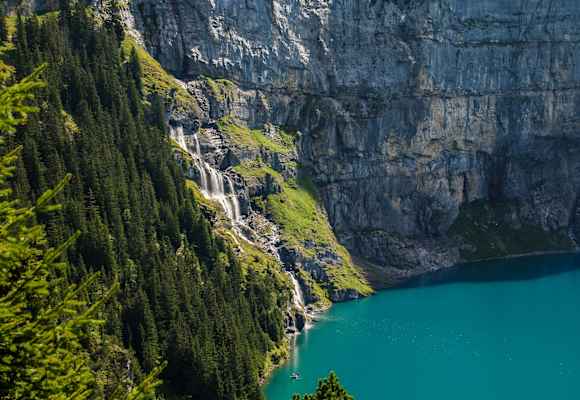 Wandern am Wasserfall: eine magische Kombination