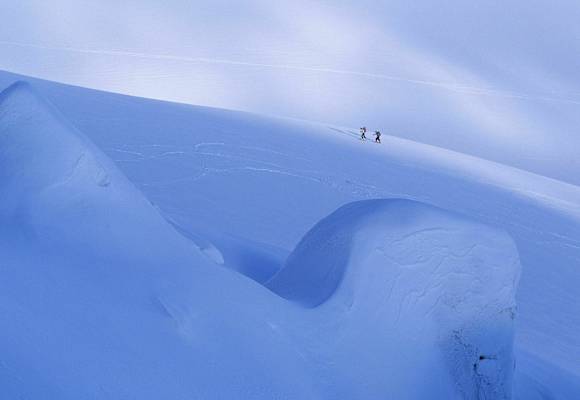Skihochtour: Zwei Skitourengeher im vergletscherten Gebiet am Piz Palü in der Bernina-Gruppe