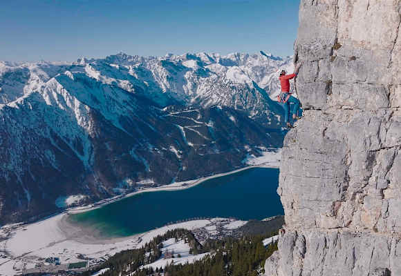 Kletterer am Achensee im Winter