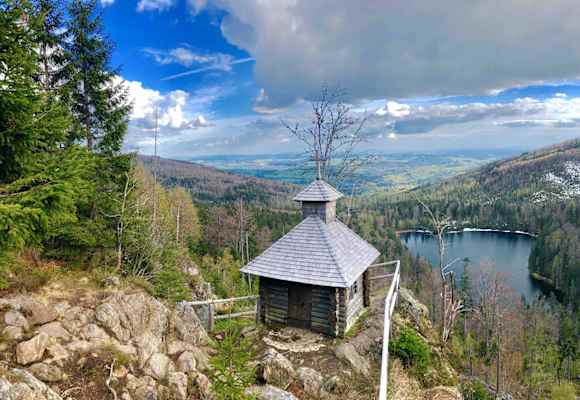 Blick von der Rachelkapelle auf den Rachelsee.