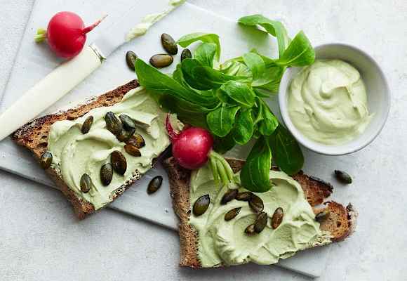 Kürbiskernaufstrich mit Radieschen auf Brot Rezept