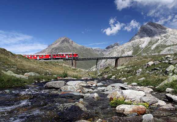 Zug auf dem Berninapass, Wildwestbruecke, Alp Bondo