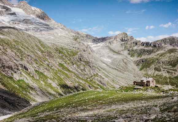 Die Hütte eingebettet in das Panorama der Reichenspitzgruppe