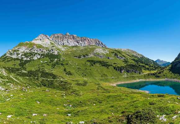 Die Rote Wand und der Formarinsee im Lechquellengebirge