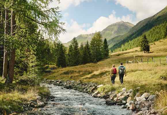 Der perfekte Begleiter: Der Rantenbach sorgt für Erfrischung und Abkühlung entlang des Wanderweges. Zusätzlich dient er als natürlicher Wegweiser durch das Rantental.
