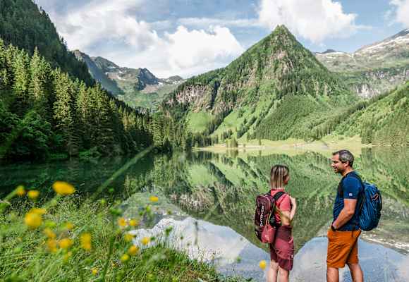Inmitten der Schladminger Tauern begrüßt der Schwarzensee Naturliebhaber und Genießer.
