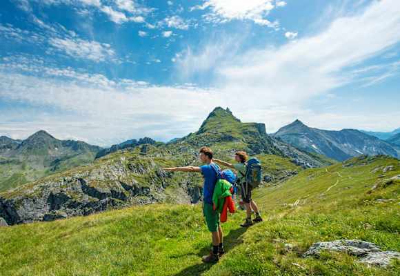 Zwei Wanderer am Schladminger Höhenweg in der Steiermark