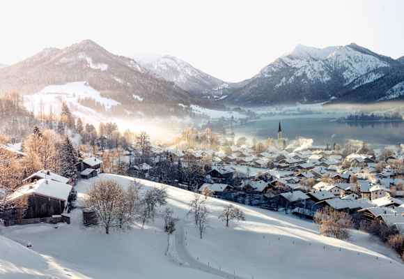 Blick auf den Ort Schliersee, den See und die Berge im Hintergrund