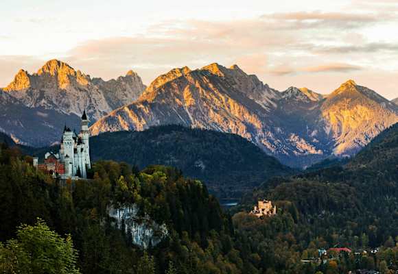 Blick ins Allgäu in Bayern: Schloss Neuschwanstein im Morgenlicht