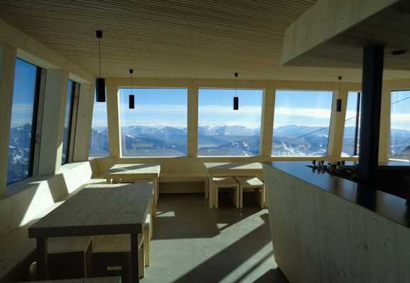 Vom Gastraum der Schwarzensteinhütte genießt man den Blick über die Wolken.