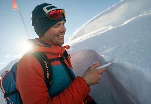 Schnee-Experte Lukas Ruetz misst die Temperatur der verschiedenen Schichten
