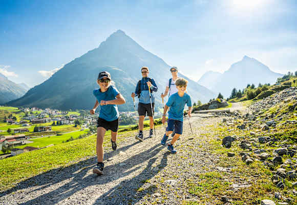 Eine Familie wandert in Paznaun Ischgl.