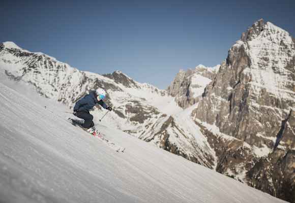 Schifahren in Ladurns in Südtirol mit Bergmassiv im Hintergrund.