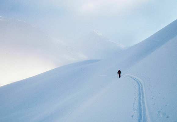 Wintersport: Skitourengeher im freien Gelände