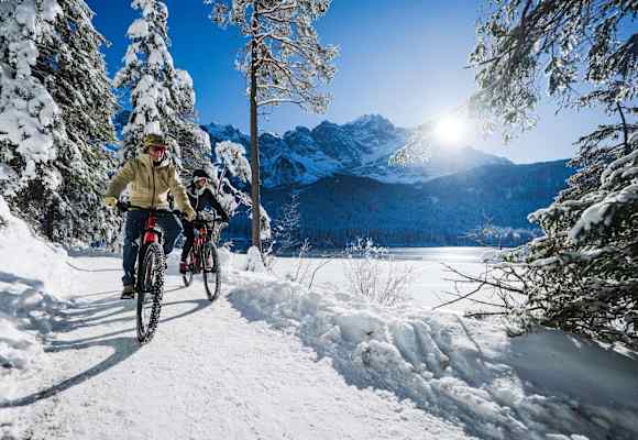 Radfahren im Winter? Das Hotel Eibsee lockt mit einem außergewöhnlichen Aktivprogramm.