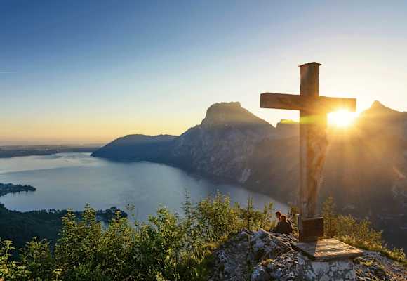 Blick vom Kleinen Sonnstein über den Traunsee im oberösterreichischen Salzkammergut