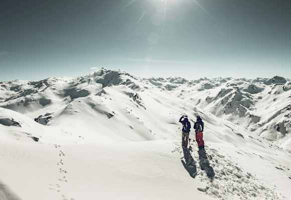 Die beiden genießen den Ausblick in die Zillertaler Alpen.