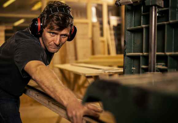 Skiherstellung in Handarbeit bei SPURart