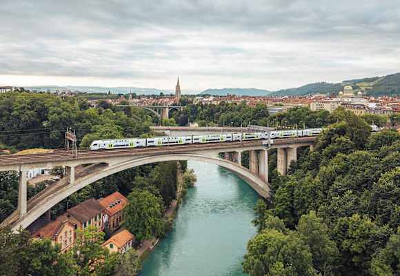 Die Bahn führt über das imposante Lorraineviadukt direkt ins Herz von Bern.