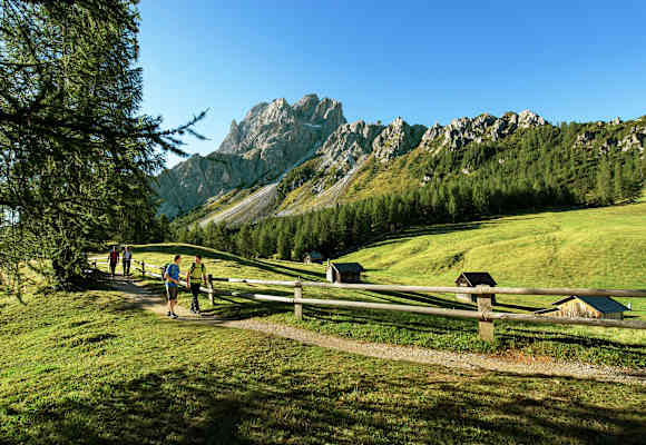 Südtirol: Wanderer im Schatten der Sextner Rotwand